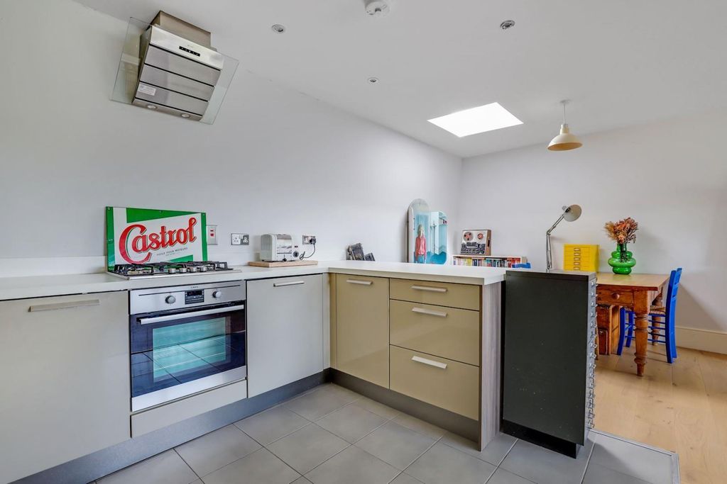 Property photo 3 of 13 13-5c6Fjhpropworld - Flat 9, 2-4 Trewsbiry Road -3