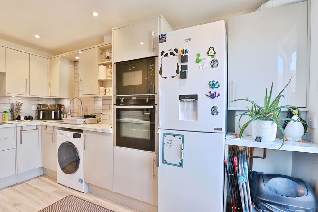 Property photo 3 of 10 Kitchen
