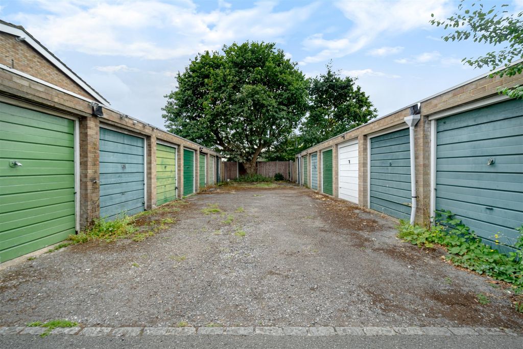 Property photo 3 of 11 Garage