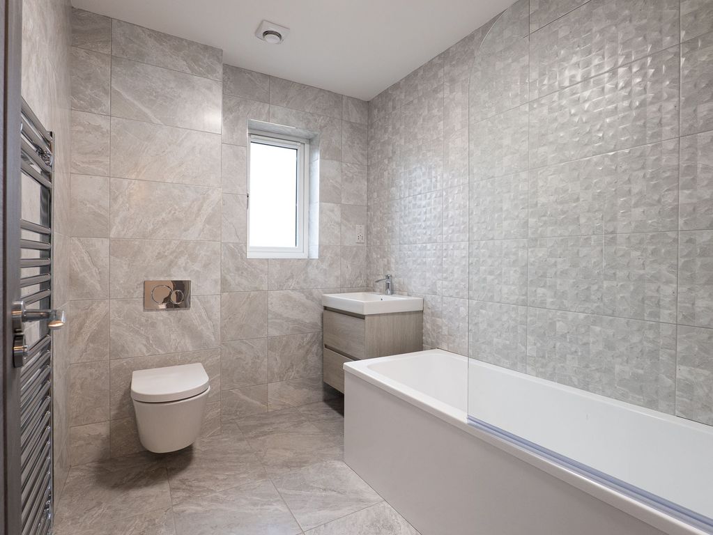 Property photo 1 of 16 Bathroom