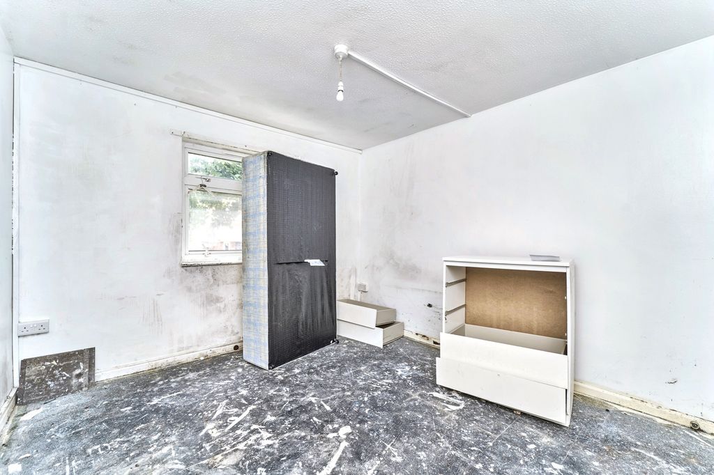 Property photo 2 of 12 4 The Furlong, Wednesbury, West Midlands, Ws10 9Su