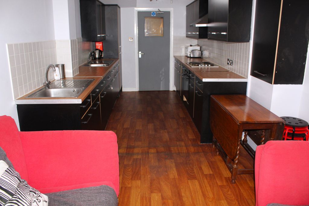 Property photo 3 of 9 Kitchen