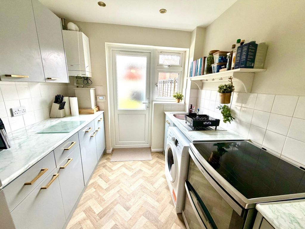 Property photo 3 of 9 Kitchen