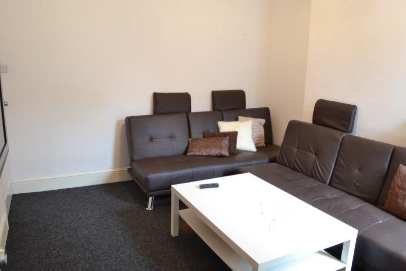 Property photo 1 of 7 Living Room