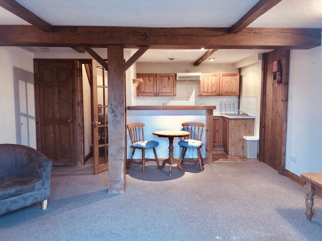 Property photo 2 of 6 Bedroom