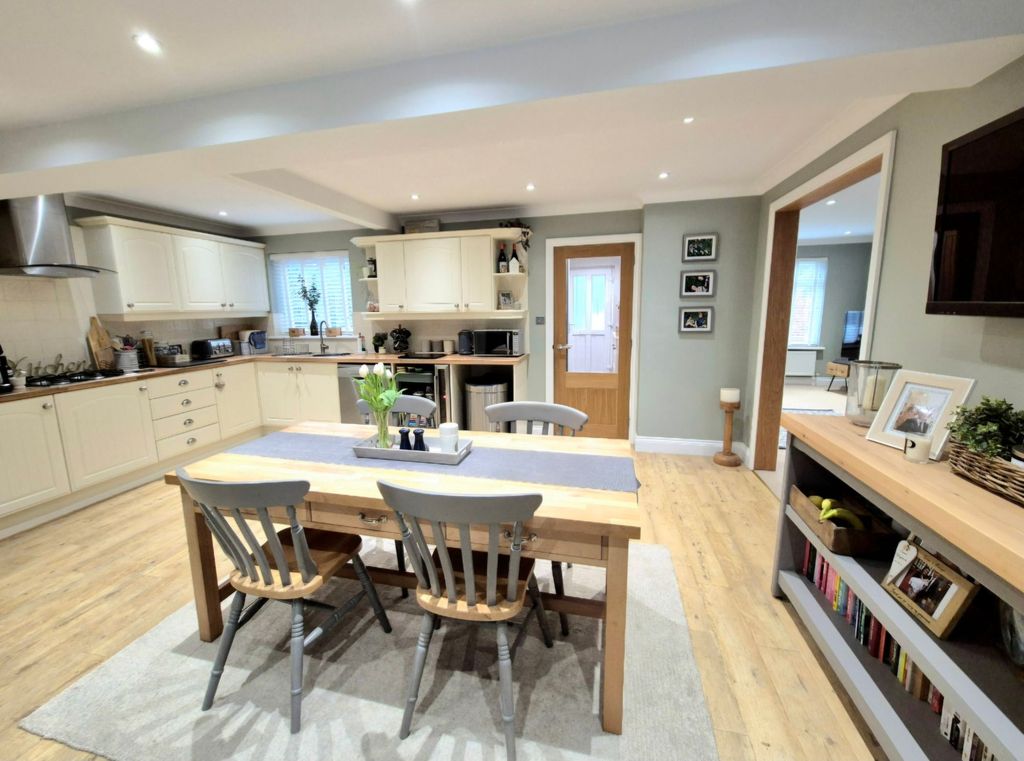 Property photo 3 of 21 Dining Kitchen
