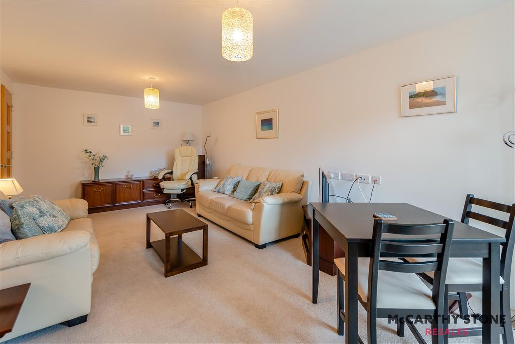 Property photo 3 of 11 8595975-Interior03.Jpg