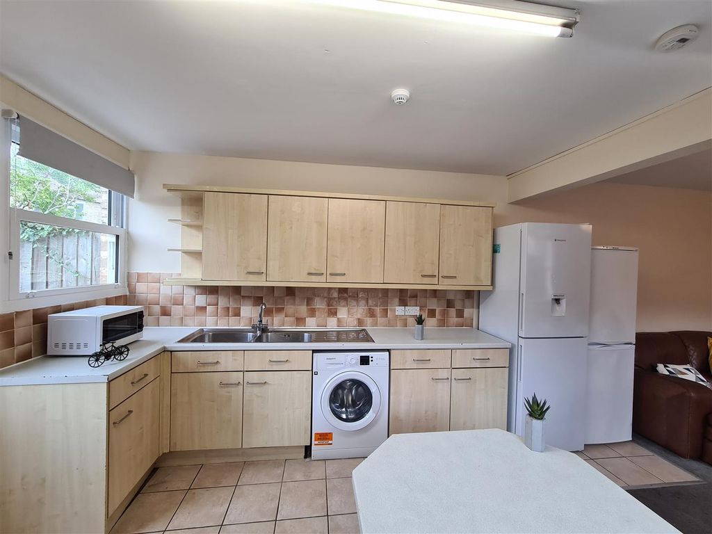 Property photo 2 of 33 Kitchen