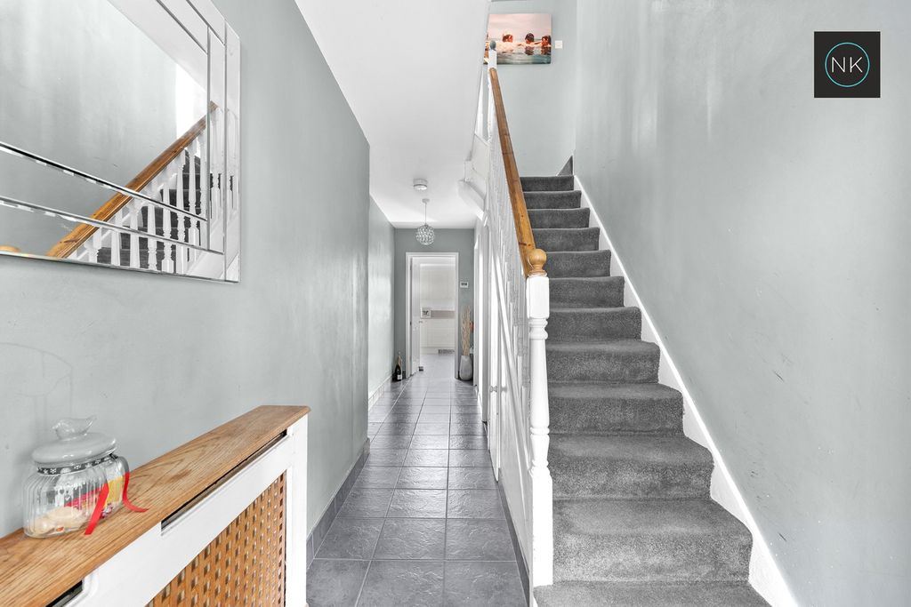 Property photo 2 of 33 6104342