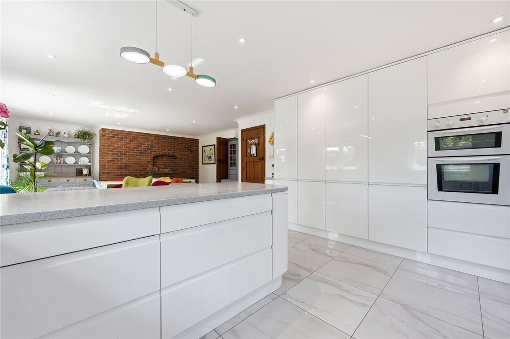 Property photo 2 of 23 Kitchen/Breakfast