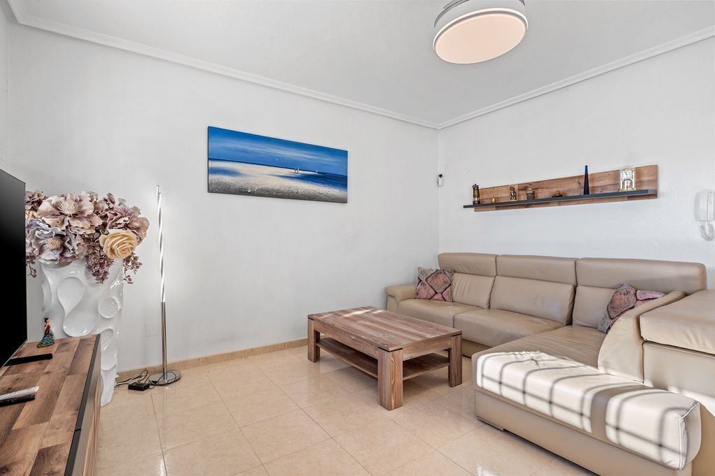 Property photo 2 of 32