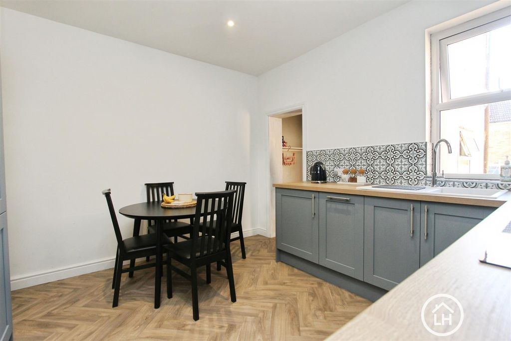 Property photo 3 of 12 Kitchen Diner