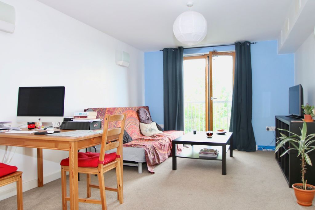 Property photo 2 of 7 Living Space