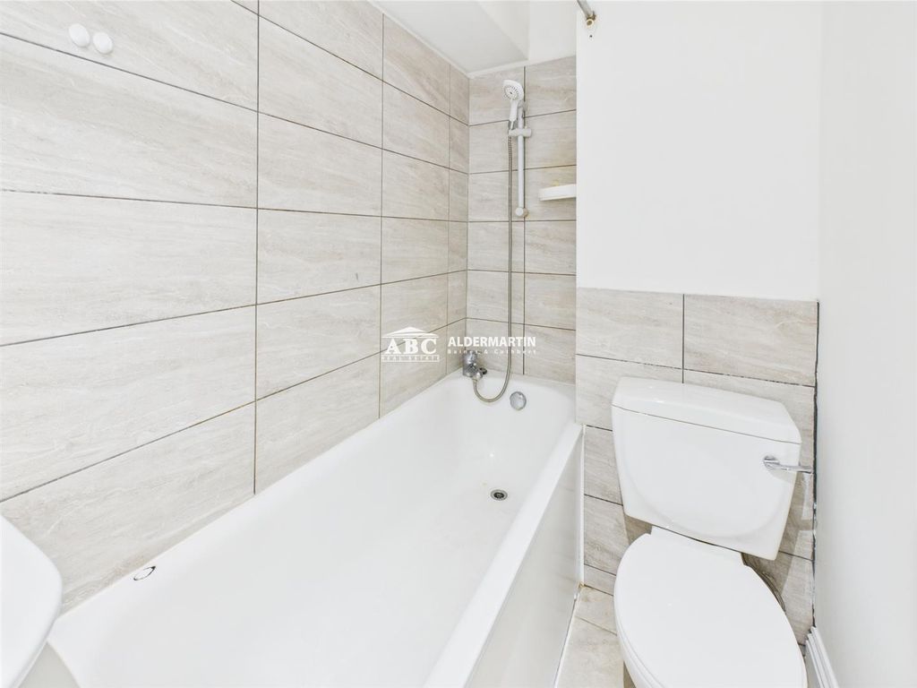 Property photo 3 of 11 Cam03215G0-Pr0070-Still022.Jpg