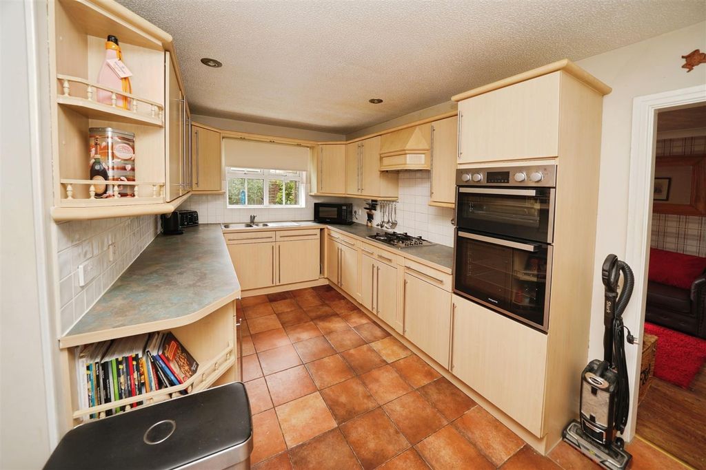 Property photo 3 of 22 Fitted Kitchen