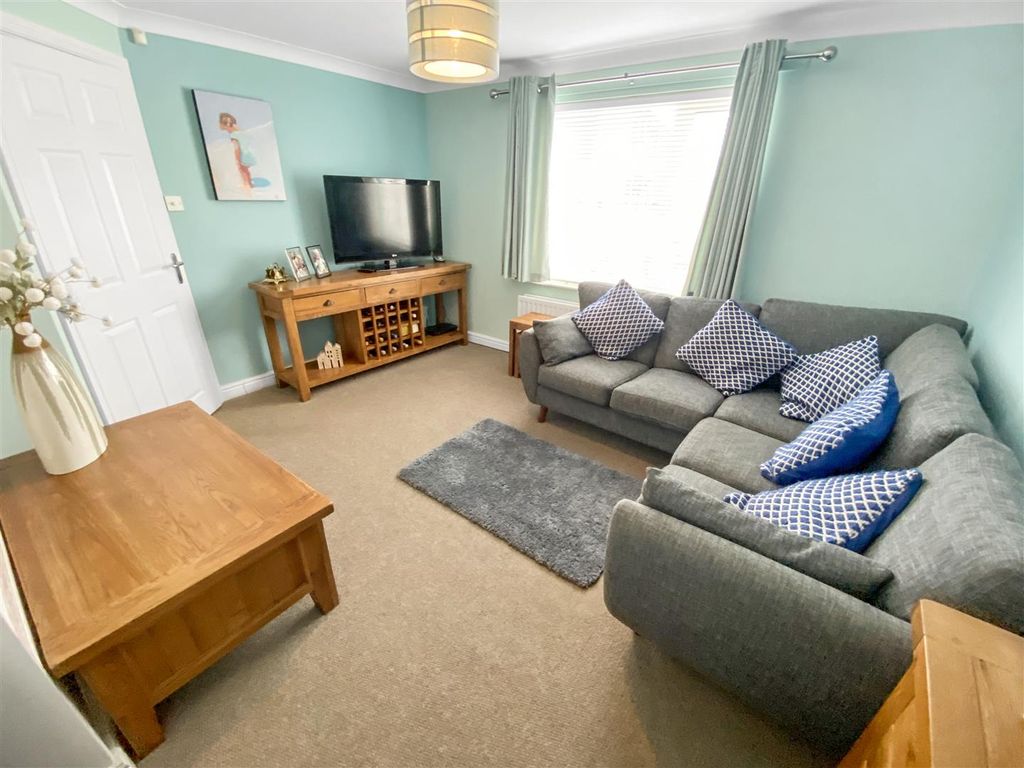 Property photo 3 of 18 Living Room