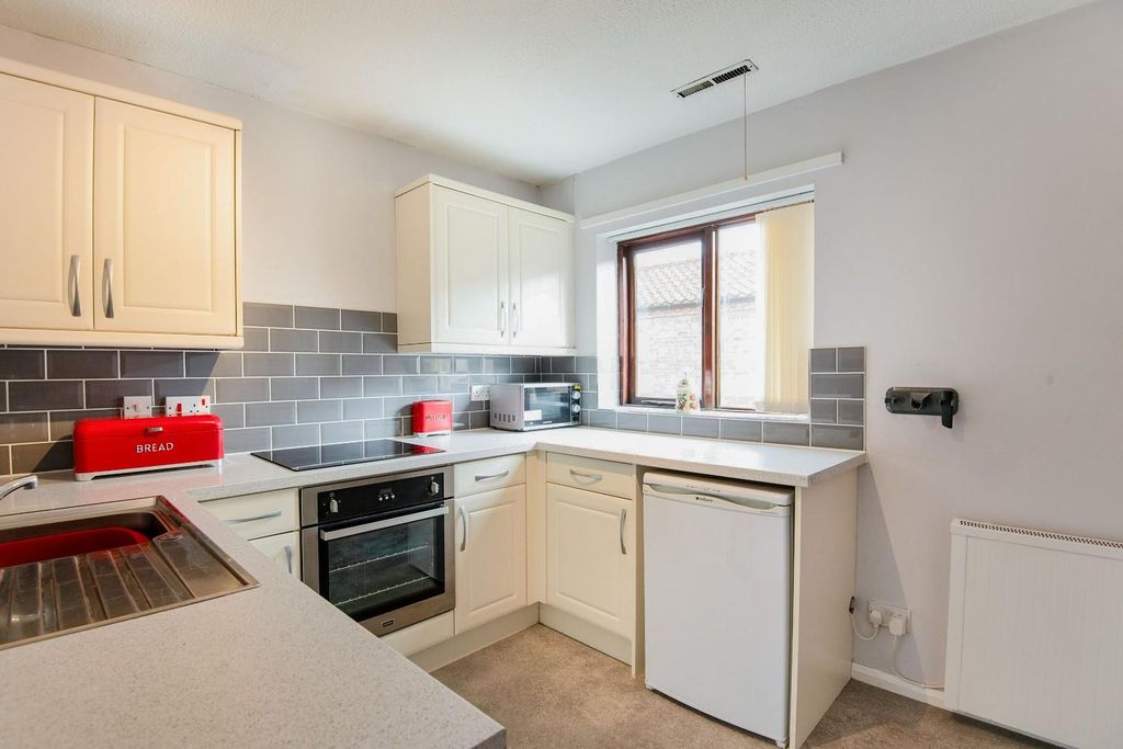 Property photo 3 of 11 Kitchen