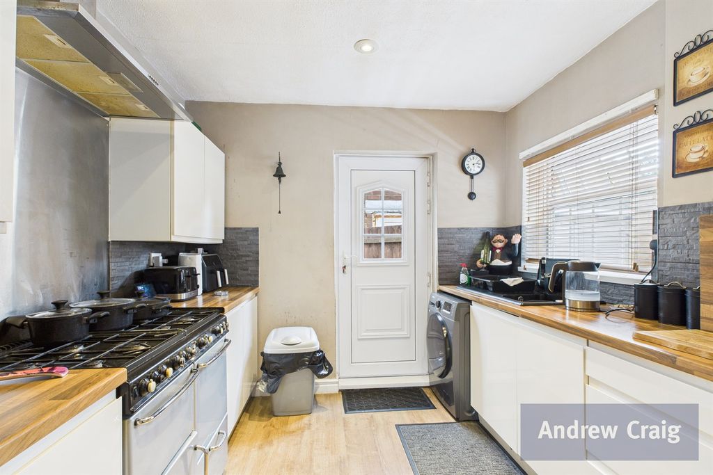 Property photo 3 of 10 Kitchen