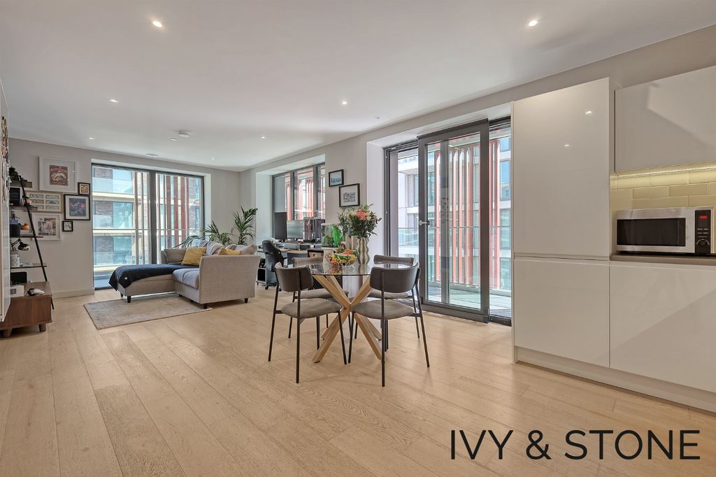 Property photo 2 of 19 4110333
