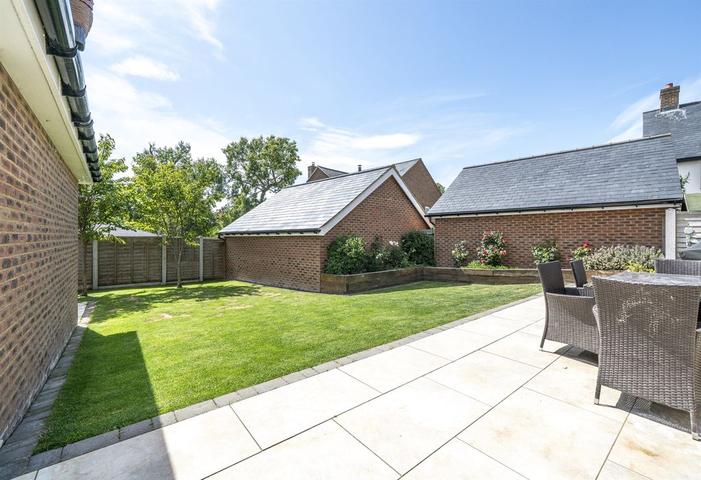 Property photo 3 of 19 Garden