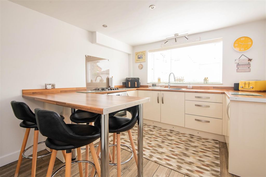 Property photo 3 of 19 Kitchen