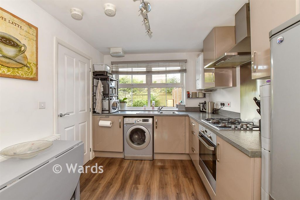 Property photo 3 of 10 Kitchen