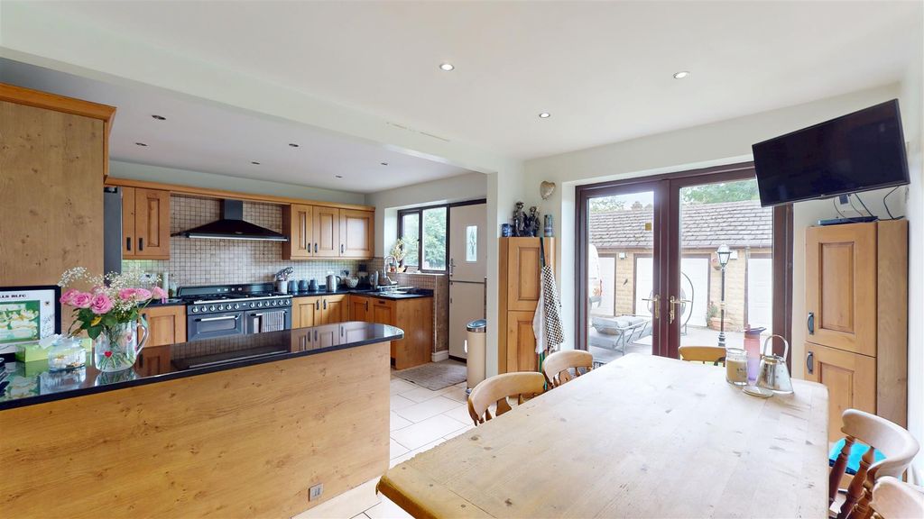 Property photo 3 of 18 Dining Kitchen