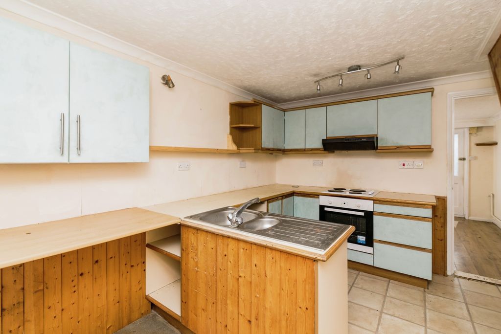 Property photo 3 of 17 Kitchen