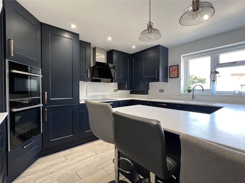 Property photo 2 of 10 Kitchen/Breakfast