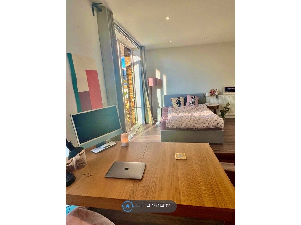 Property photo 2 of 12 Spacious Bright Studio Room