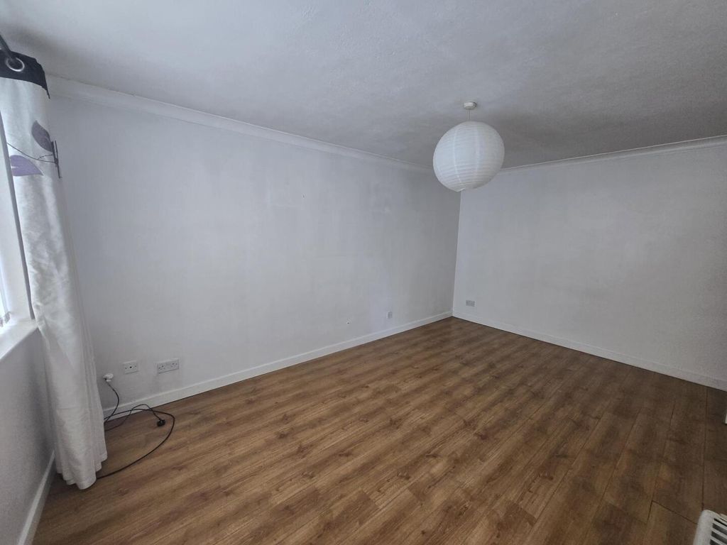 Property photo 3 of 7 Living Room