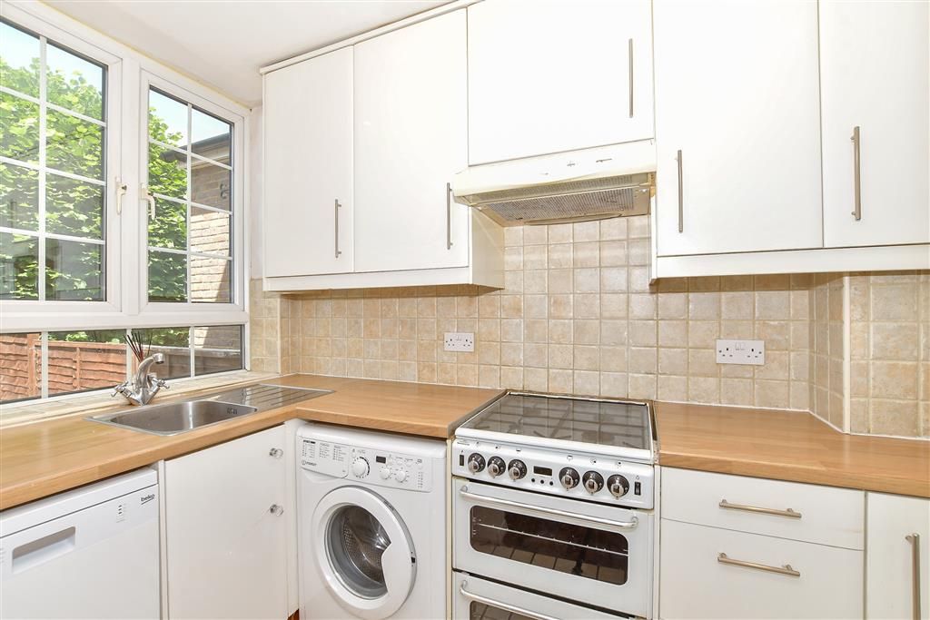 Property photo 3 of 9 Kitchen