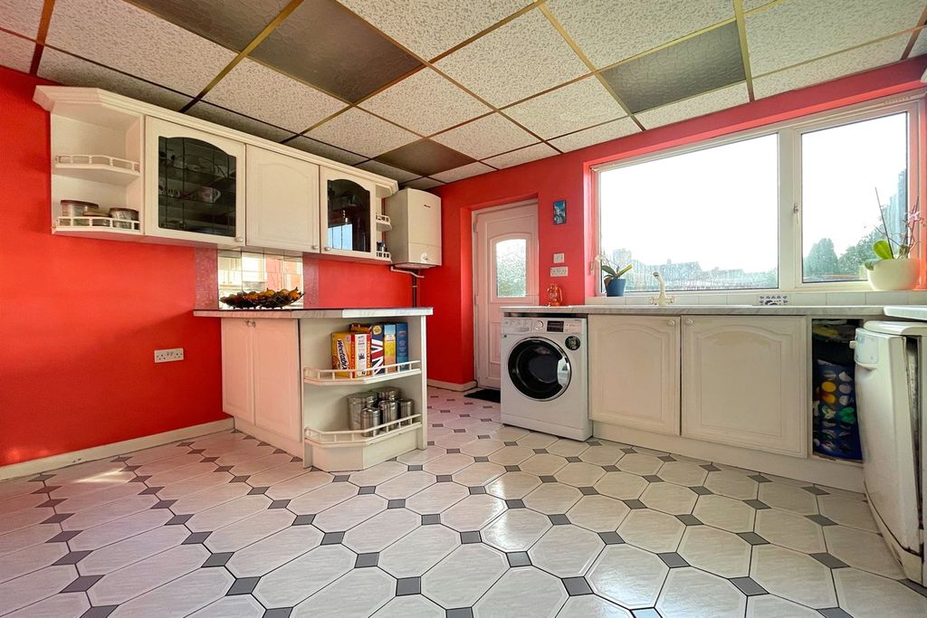 Property photo 3 of 31 Kitchen