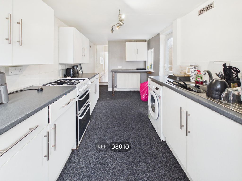 Property photo 2 of 17 Kitchen