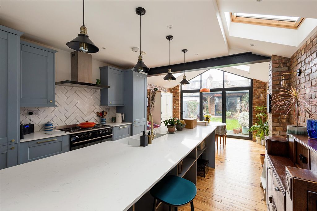 Property photo 3 of 52 Walpole Road, E17