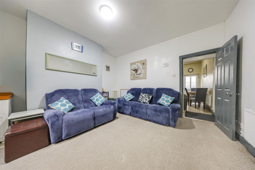 Property photo 1 of 16 Lounge
