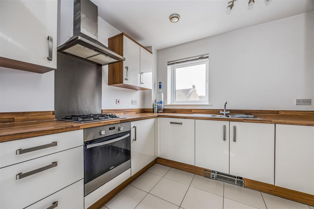Property photo 3 of 16 4 Prunella Place, Tiller Road, Denmead-Small-Porti