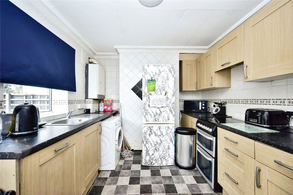 Property photo 3 of 10 Kitchen