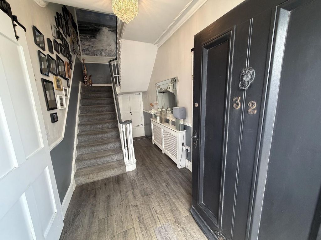 Property photo 3 of 38 Entrance Hall