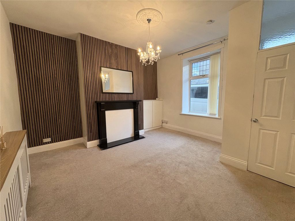 Property photo 3 of 14 Lounge