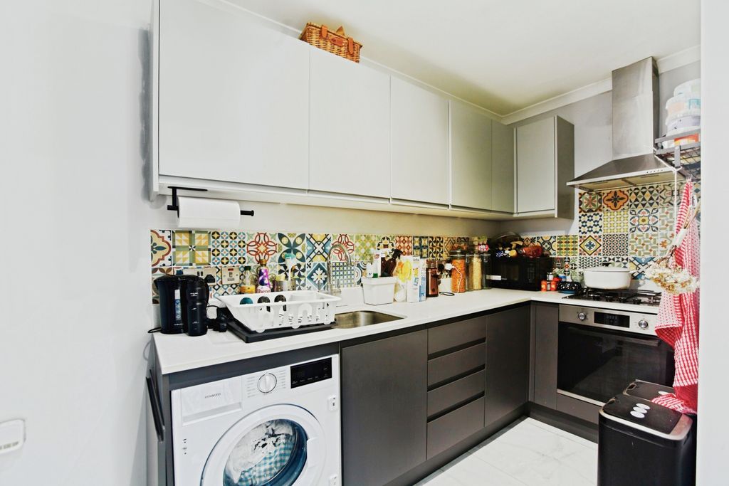 Property photo 3 of 18 Kitchen