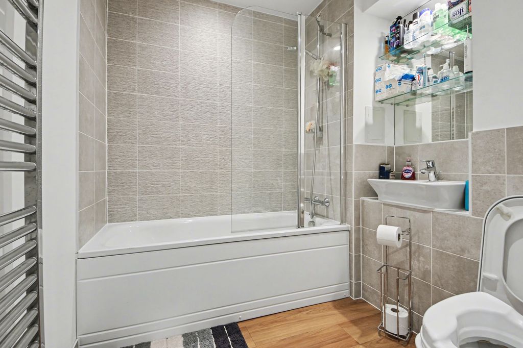 Additional image 4 of 2 bed flat for saleJohn Thornycroft Road, Centenary Quay SO19