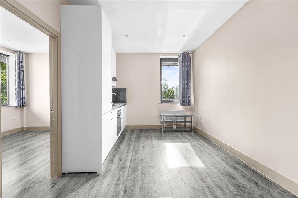 Property photo 3 of 6 Flat 41 Cube House, Hp22 5Tb-8.Jpg