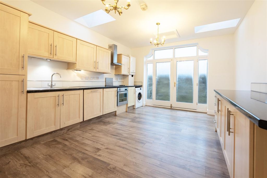 Property photo 3 of 9 Kitchen