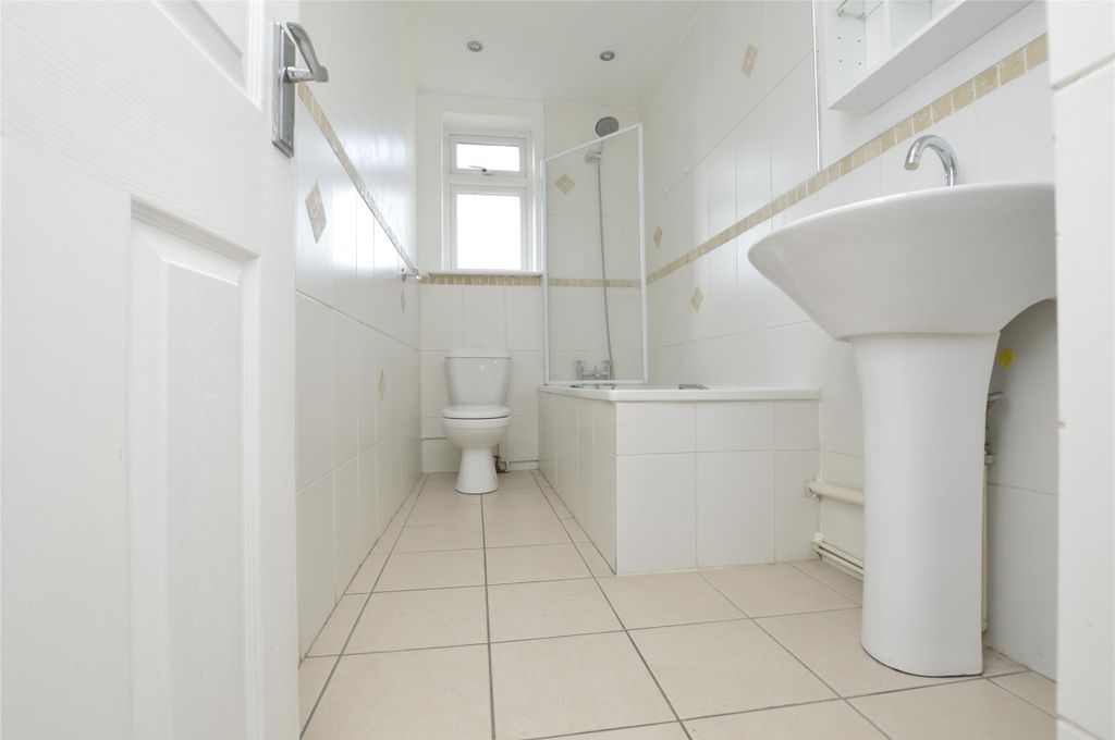 Property photo 3 of 9 Bathroom