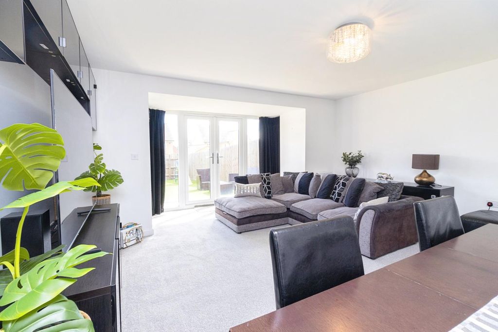 Property photo 2 of 32 Lounge