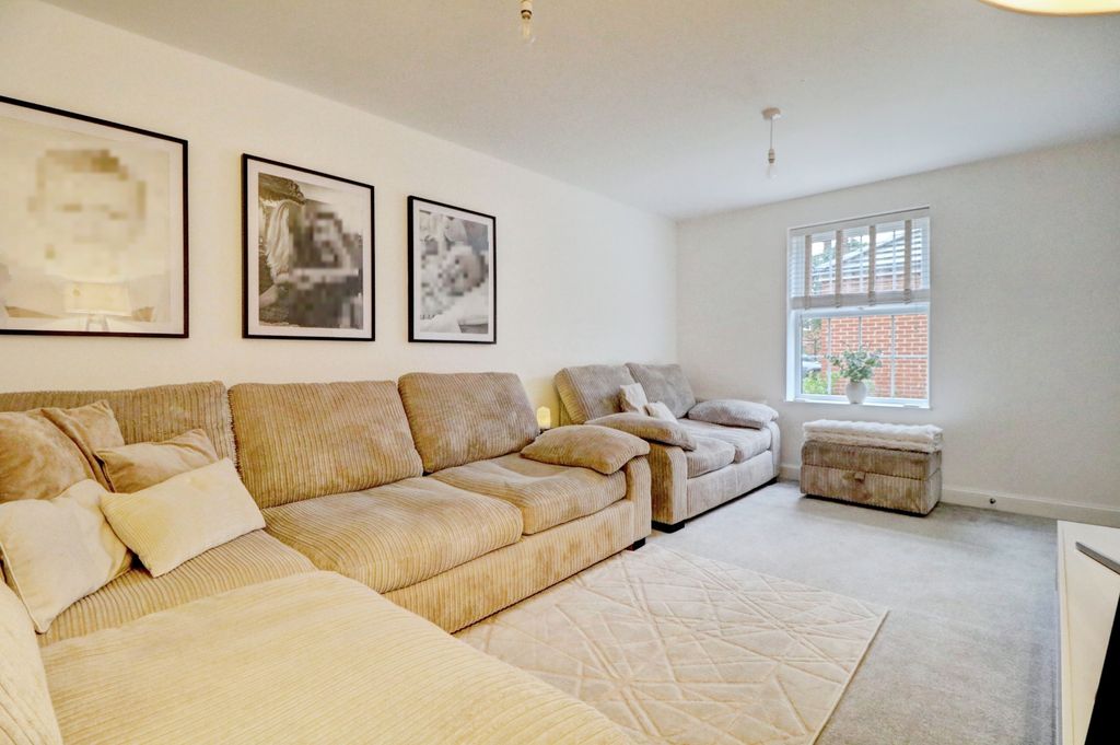 Property photo 3 of 19 Lounge