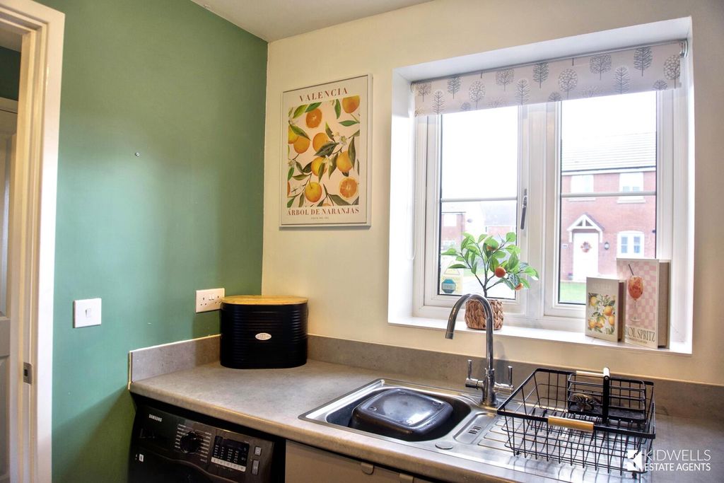 Property photo 3 of 14 Kitchen