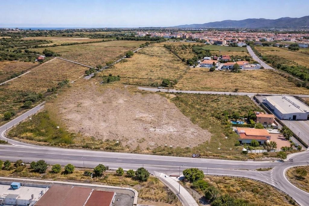 Property photo 1 of 3 Rare Plot At The Entrance Of Roses – 2000 m²