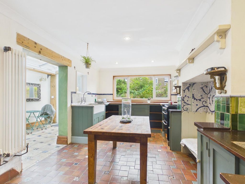 Property photo 3 of 19 Kitchen